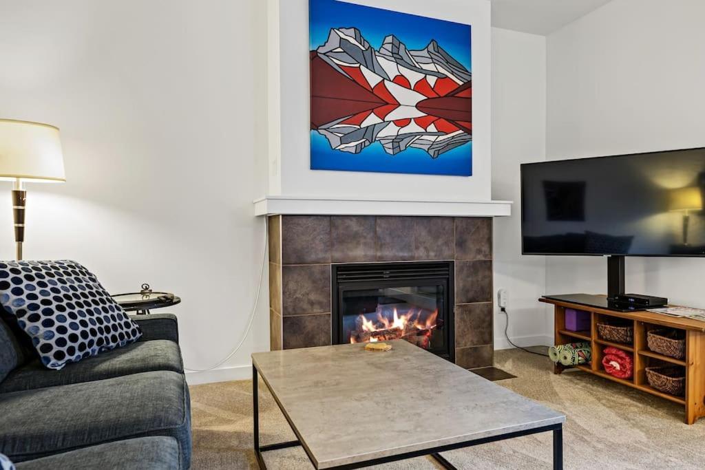 Mountain Retreat - Modern And Bright With Panorama Views 2 Bedrooms, 4 Beds, Heated All-Year Outdoor Pool, Hottub, Balcony, Banff Park Pass Кенмор Екстер'єр фото