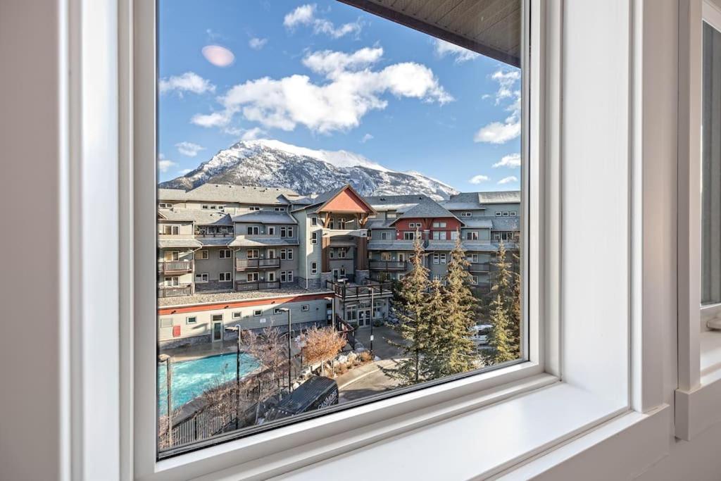 Mountain Retreat - Modern And Bright With Panorama Views 2 Bedrooms, 4 Beds, Heated All-Year Outdoor Pool, Hottub, Balcony, Banff Park Pass Кенмор Екстер'єр фото