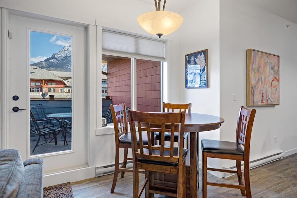 Mountain Retreat - Modern And Bright With Panorama Views 2 Bedrooms, 4 Beds, Heated All-Year Outdoor Pool, Hottub, Balcony, Banff Park Pass Кенмор Екстер'єр фото