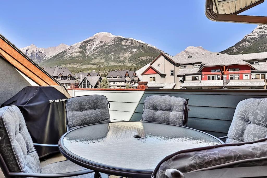 Mountain Retreat - Modern And Bright With Panorama Views 2 Bedrooms, 4 Beds, Heated All-Year Outdoor Pool, Hottub, Balcony, Banff Park Pass Кенмор Екстер'єр фото